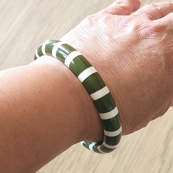 Vintage Striped Lucite Bangle Bracelet Retro Jewelry Olive Green White Stripes - Picture 4 of 8